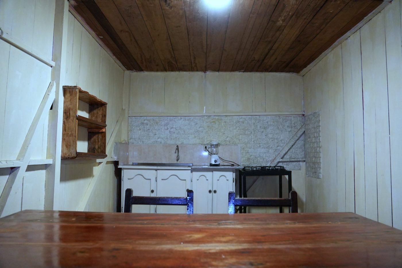 Cocina y comedor de madera equipados, Rustic Home Macas
