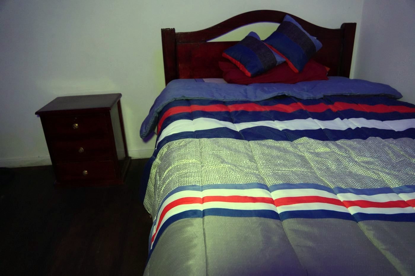 Habitación de descanso con velador de madera