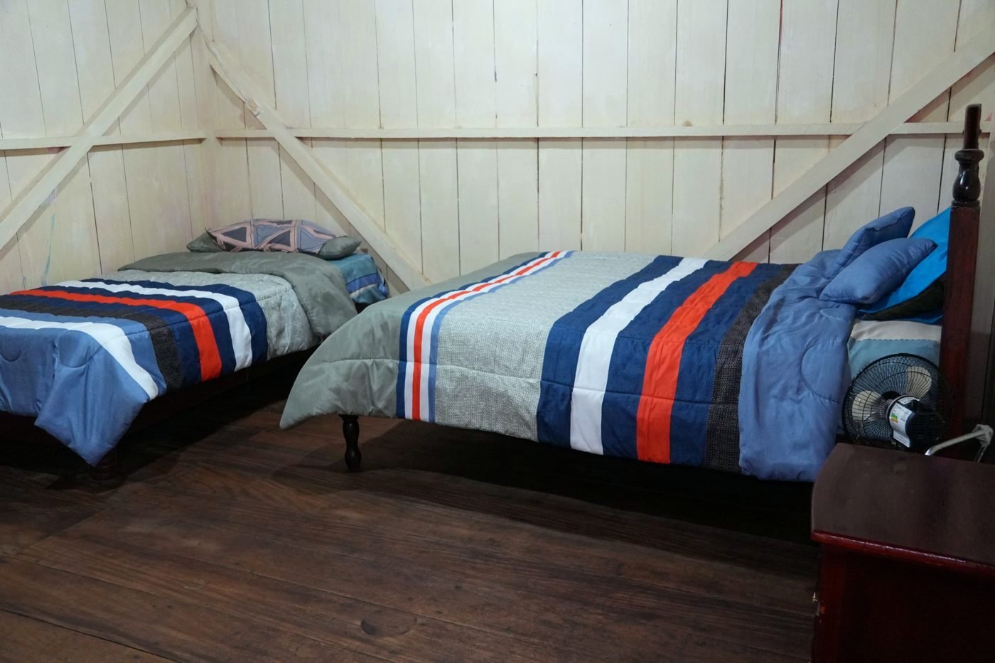 Habitación con dos camas individuales en casa de madera