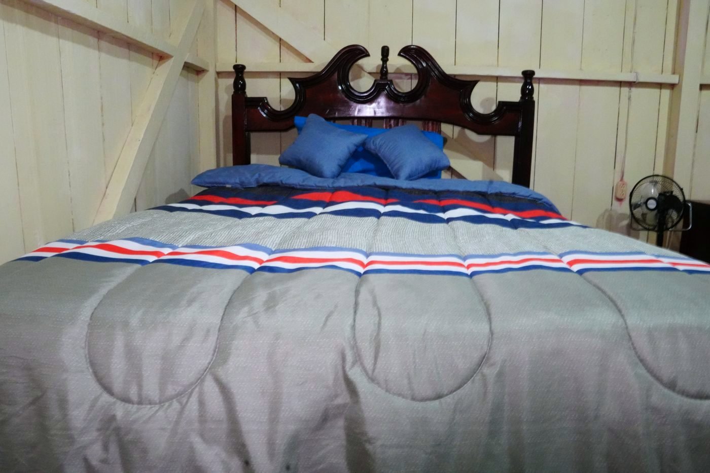 Habitación máster con cama de dos plazas y cabecera de madera